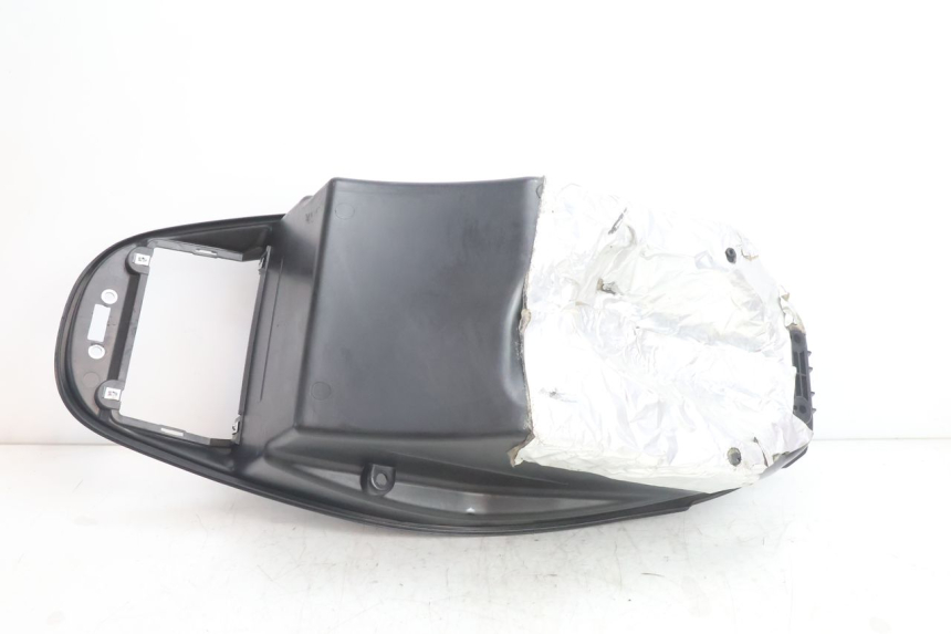 photo de UNDERSEAT STORAGE KYMCO AGILITY CITY 16P 125 (2015 - 2024) - Fixing points details