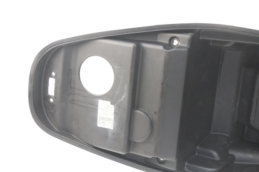 photo de UNDERSEAT STORAGE KYMCO AGILITY CITY 4T 50 (2008 - 2016) - Fixing points details