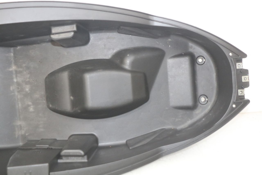 photo de SEAT STORAGE BOX PEUGEOT CITYSTAR 125 (2011 - 2017) - Fixing points details