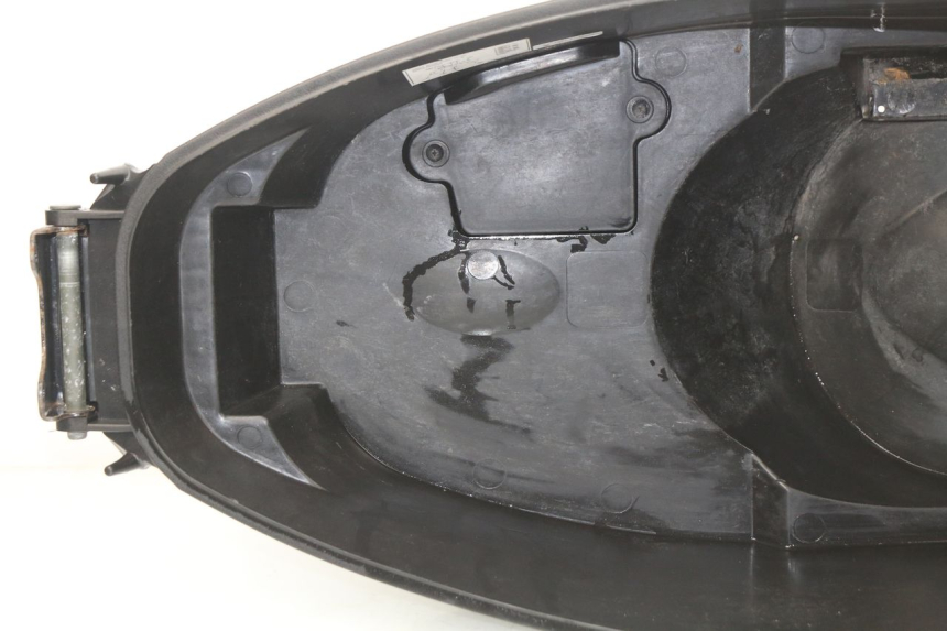 photo de SEAT STORAGE BOX YAMAHA CYGNUS X 125 (2004 - 2007) - Fixing points details