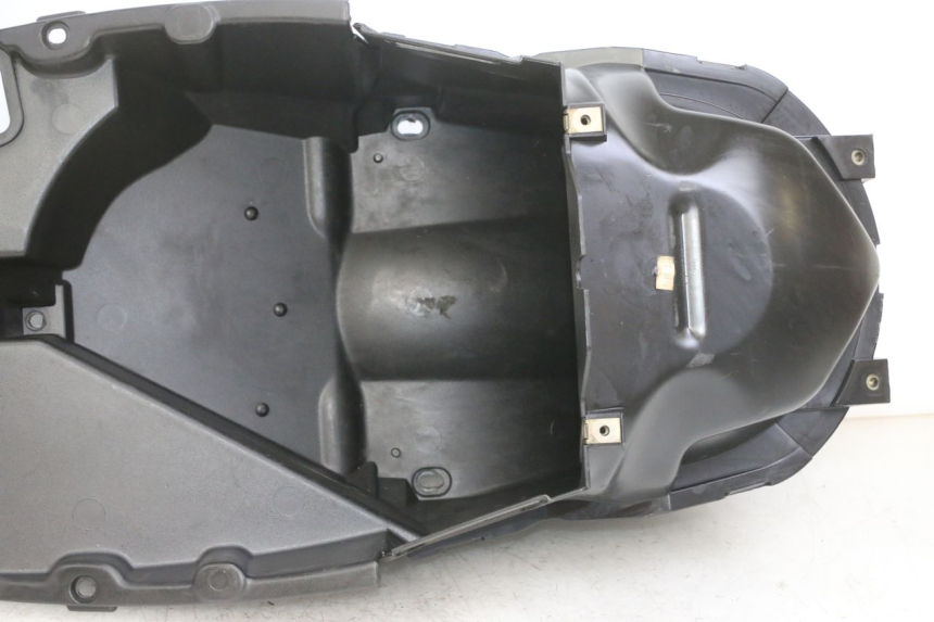 photo de UNDERSEAT STORAGE PEUGEOT ELYSTAR 125 (2002 - 2007) - Fixing points details