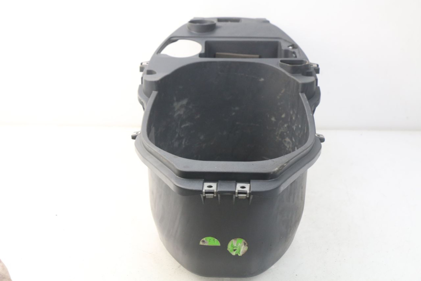 photo de UNDERSEAT STORAGE PIAGGIO FLY 2T 50 (2004 - 2017) - Fixing points details