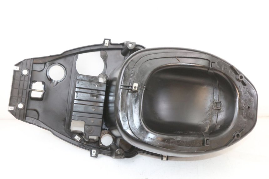 photo de UNDERSEAT STORAGE PIAGGIO FLY 2T 50 (2004 - 2017) - Fixing points details