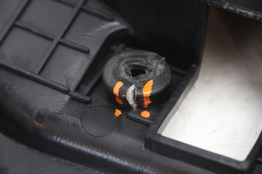 photo de UNDERSEAT STORAGE KEEWAY FOCUS 50 (2006 - 2009) - Fixing points details