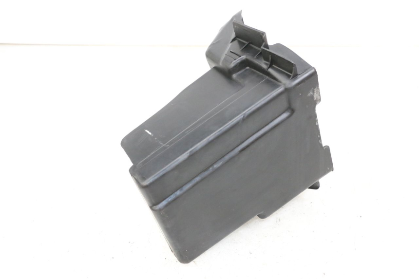 photo de UNDERSEAT STORAGE SUZUKI GZ MARAUDER 125 (1998 - 2004) - Technical close-up