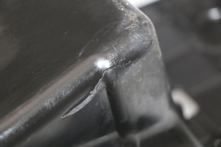 photo de UNDERSEAT STORAGE HONDA NES AROBASE 125 (2000 - 2003) - Surface and material condition