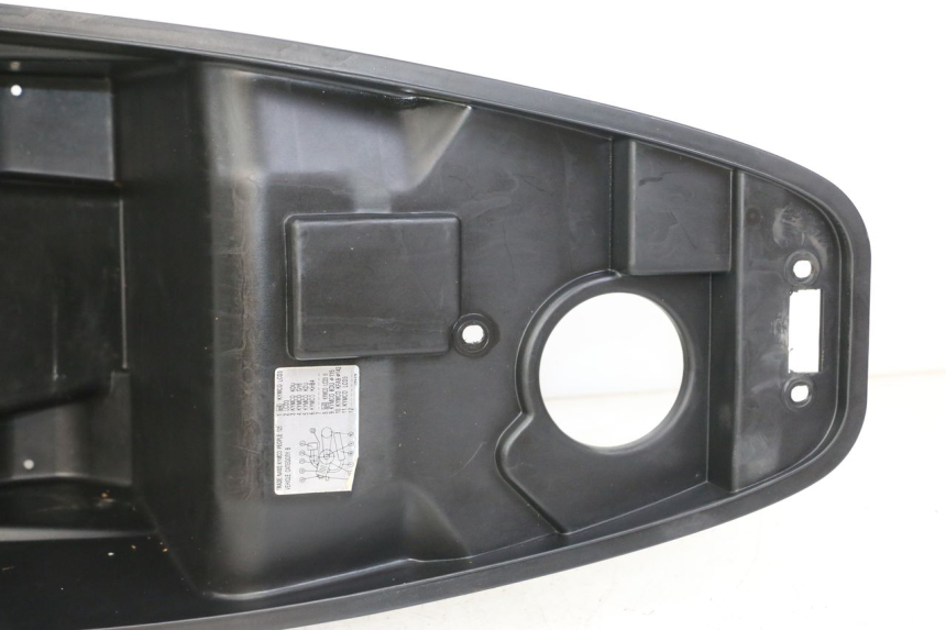 photo de UNDERSEAT STORAGE KYMCO PEOPLE S 125 (2000 - 2008) - Fixing points details