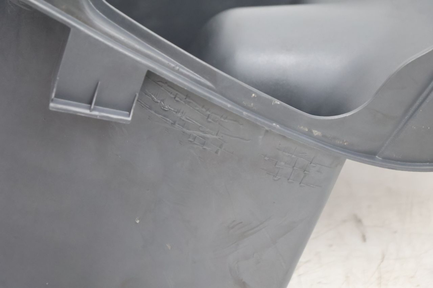 photo de UNDERSEAT STORAGE PIAGGIO LIBERTY 125 (1998 - 2008) - Fixing points details