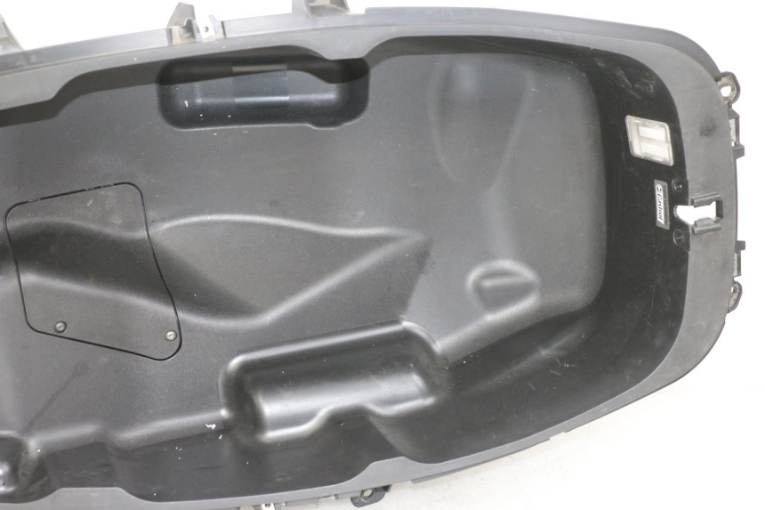 photo de UNDERSEAT STORAGE PIAGGIO MP3 HPE 350 (2018 - 2020) - Fixing points details