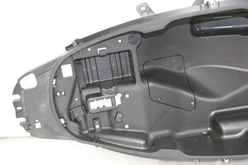 photo de UNDERSEAT STORAGE PIAGGIO MP3 HPE 350 (2018 - 2020) - Surface and material condition