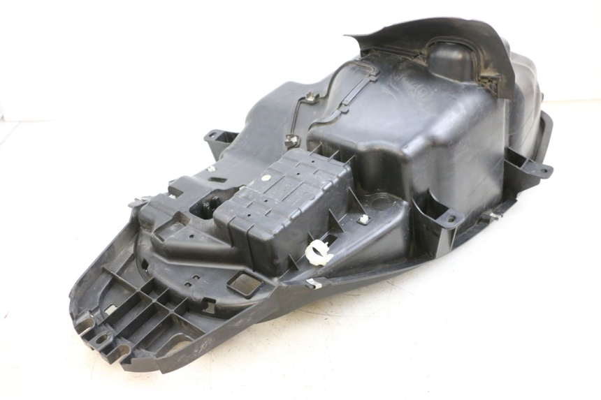 photo de UNDERSEAT STORAGE PIAGGIO MP3 HPE 350 (2018 - 2020) - Zoom on usage condition