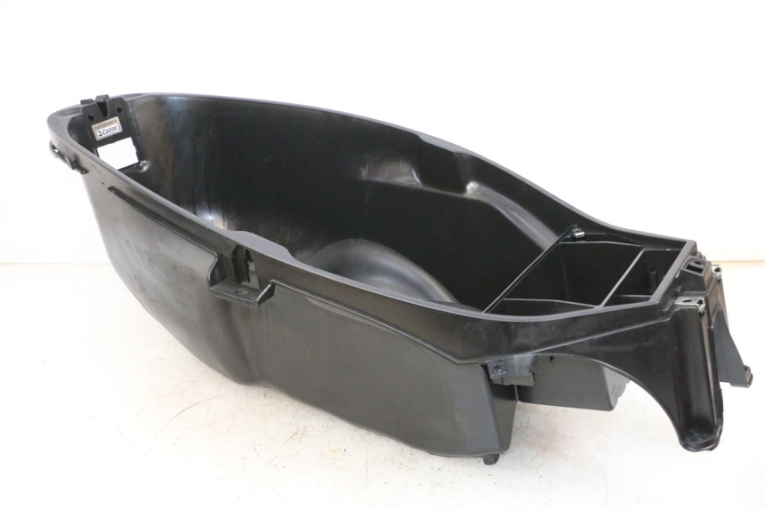 photo de UNDERSEAT STORAGE PIAGGIO MP3 HPE 300 (2019 - 2026) - Technical close-up