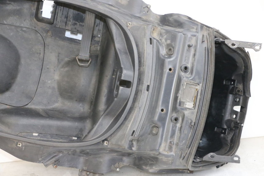 photo de UNDERSEAT STORAGE PIAGGIO MP3 125 (2006 - 2014) - Fixing points details