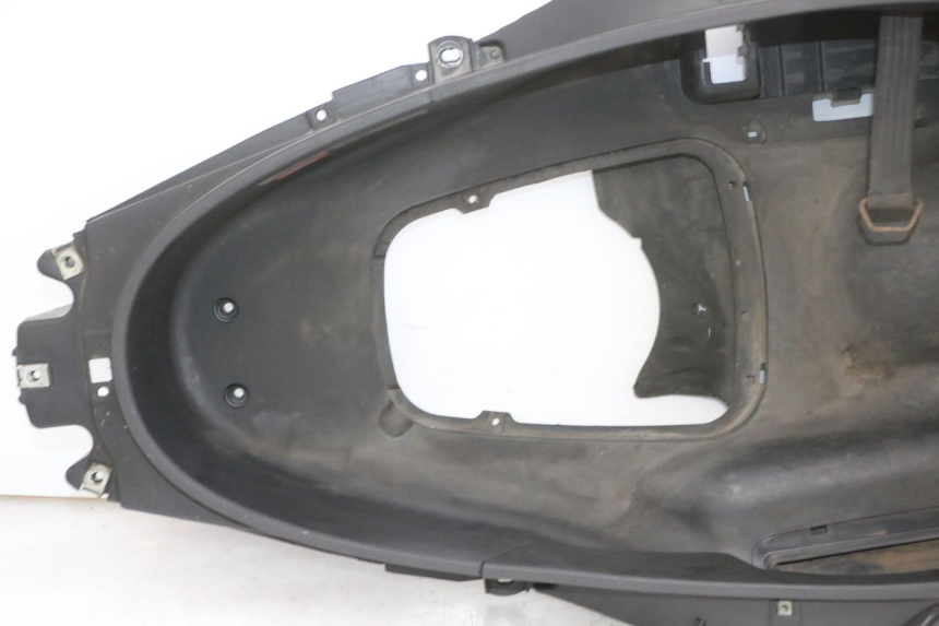 photo de UNDERSEAT STORAGE PIAGGIO MP3 RL 250 (2006 - 2010) - Fixing points details