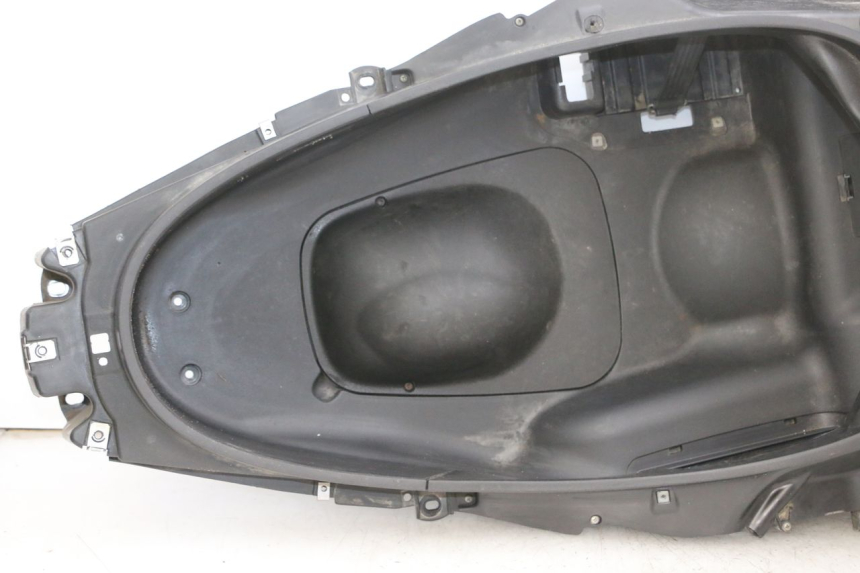photo de UNDERSEAT STORAGE PIAGGIO MP3 RL 250 (2006 - 2010) - Fixing points details