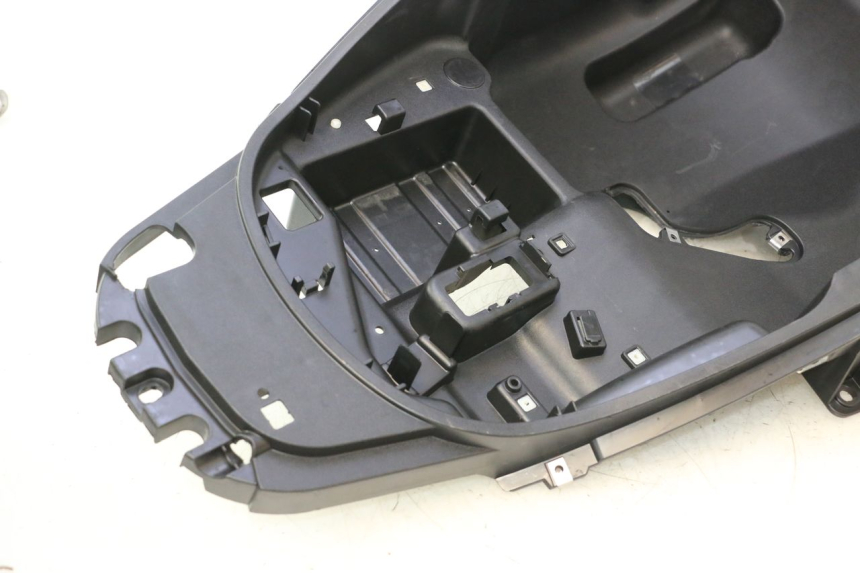 photo de UNDERSEAT STORAGE PIAGGIO MP3 500 (2016 - 2018) - Distinctive features