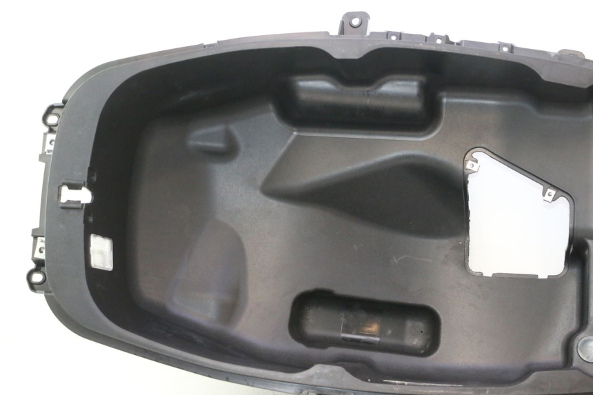photo de UNDERSEAT STORAGE PIAGGIO MP3 500 (2016 - 2018) - Detailed visual inspection