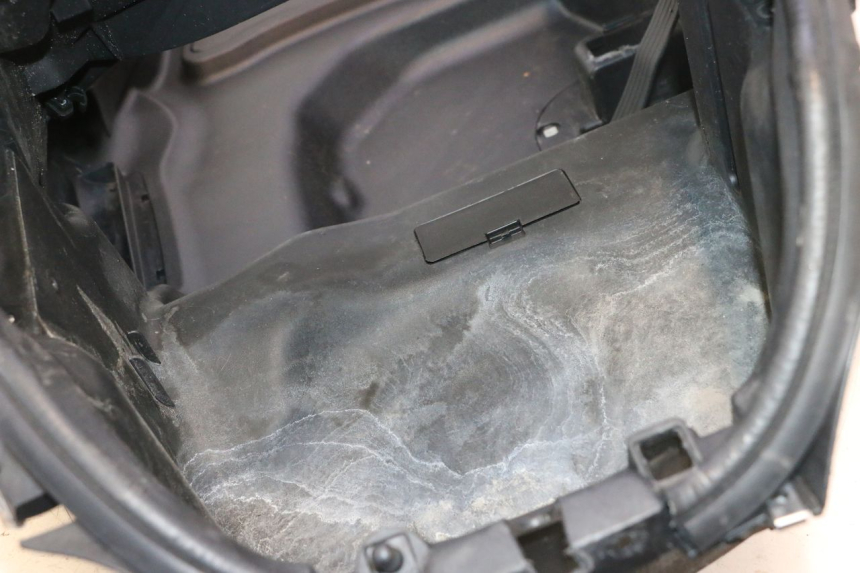 photo de SEAT STORAGE BOX PIAGGIO MP3 500 (2011 - 2015) - Fixing points details