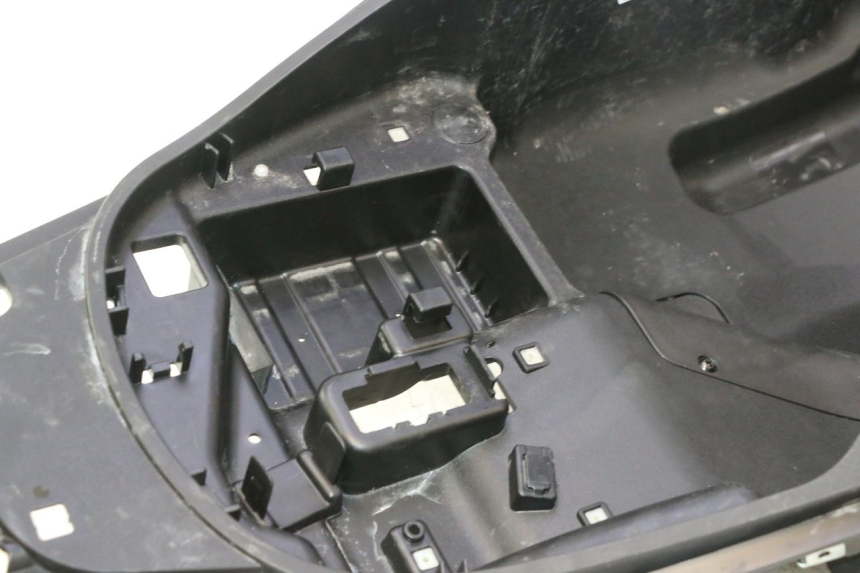 photo de UNDERSEAT STORAGE PIAGGIO MP3 500 (2016 - 2018) - Fixing points details