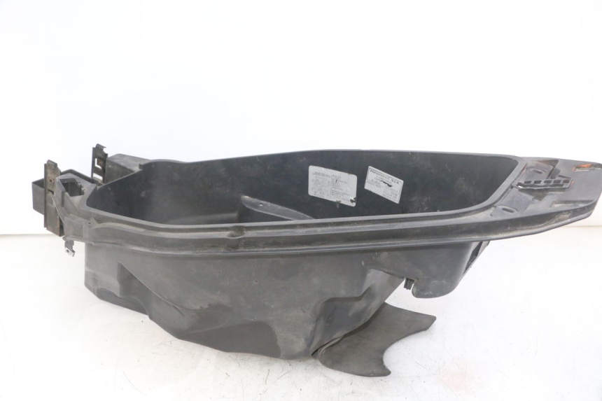 photo de UNDERSEAT STORAGE GILERA NEXUS 125 (2009 - 2013) - Fixing points details