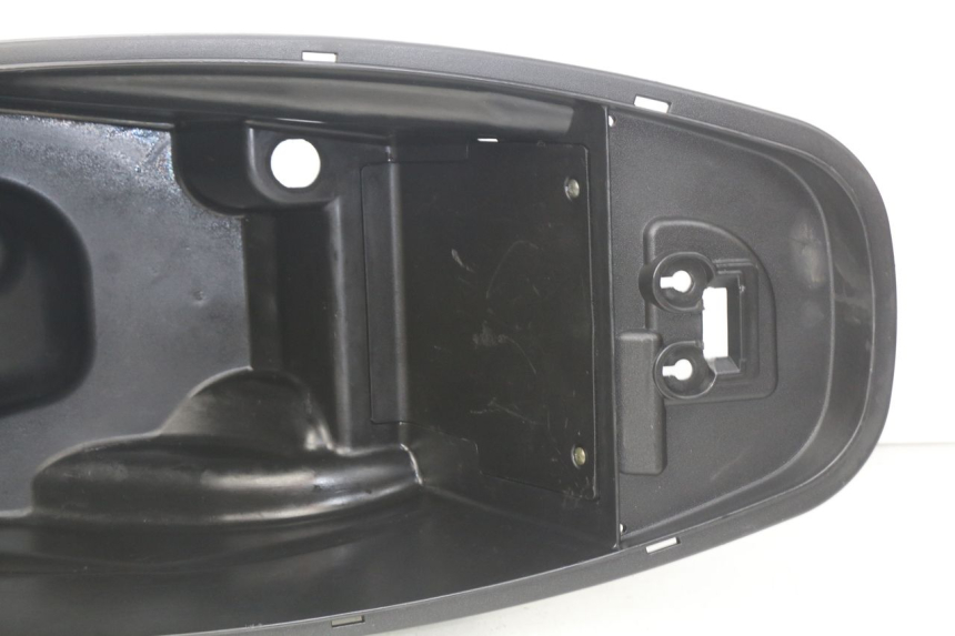 photo de UNDERSEAT STORAGE SYM ORBIT III 3 4T 50 (2021 - 2025) - Technical close-up