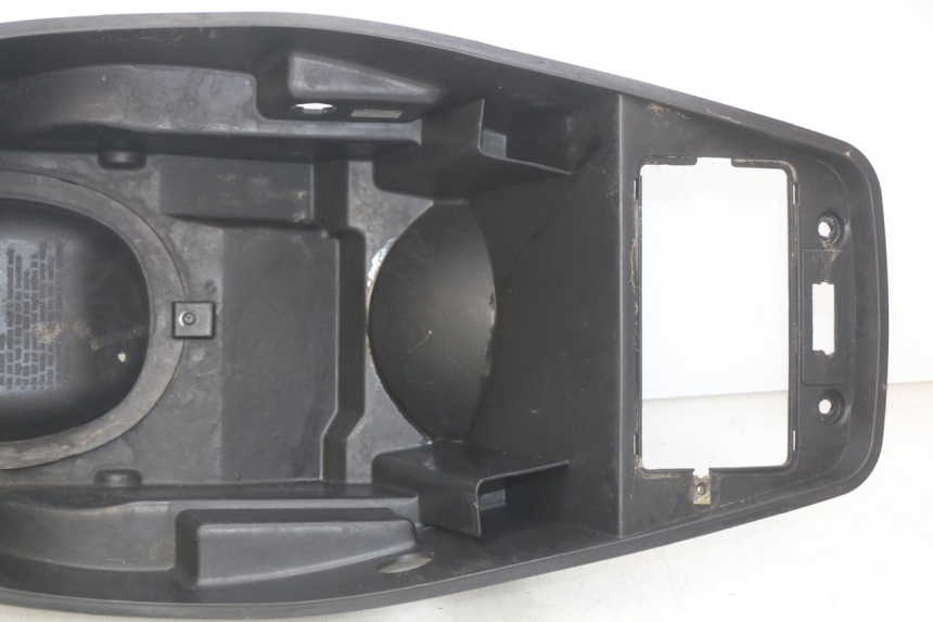 photo de SEAT STORAGE BOX KYMCO PEOPLE 250 (2004 - 2008) - Surface and material condition