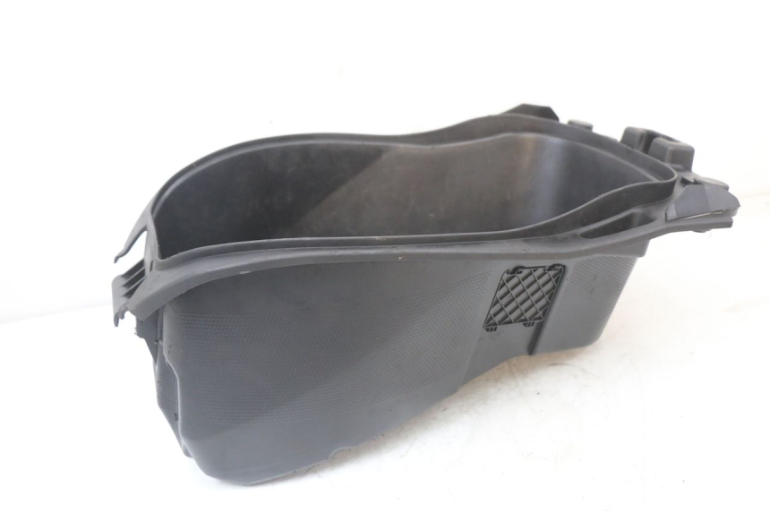 photo de UNDERSEAT STORAGE PEUGEOT DJANGO 125 (2014 - 2017) - Zoom on usage condition