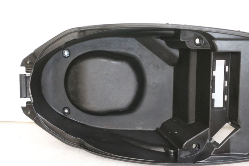 photo de UNDERSEAT STORAGE PEUGEOT STREETZONE 4T 50 (2018 - 2023) - Fixing points details