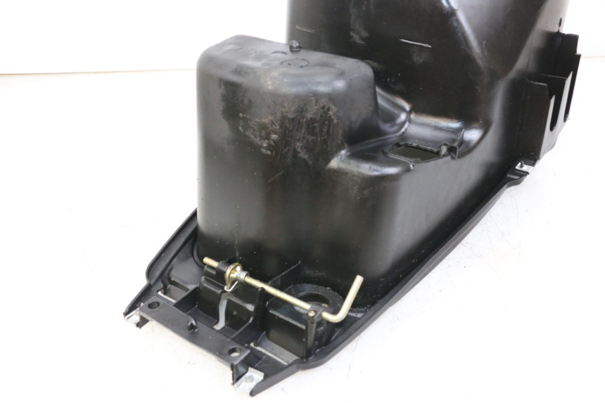 photo de UNDERSEAT STORAGE GILERA RUNNER LC 50 (1997 - 1998) - Zoom on usage condition