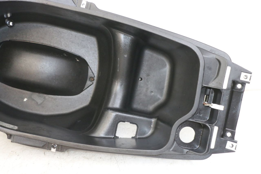 photo de UNDERSEAT STORAGE GILERA RUNNER LC 50 (1997 - 1998) - Fixing points details