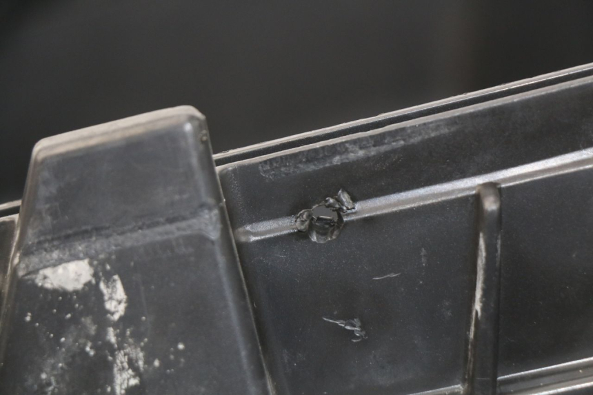 photo de UNDERSEAT STORAGE PEUGEOT SATELIS 500 (2007 - 2013) - Surface and material condition