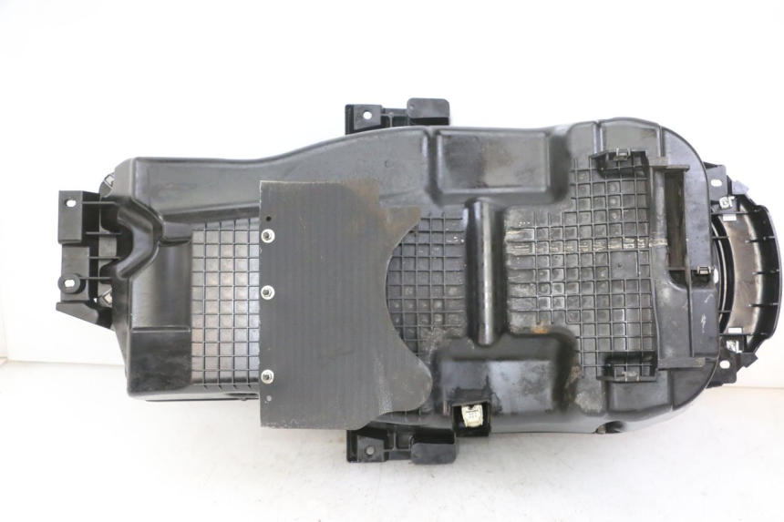 photo de UNDERSEAT STORAGE PEUGEOT SATELIS 125 (2013 - 2018) - Zoom on usage condition