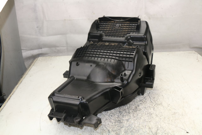 photo de UNDERSEAT STORAGE PEUGEOT SATELIS 400 (2007 - 2013) - Zoom on usage condition