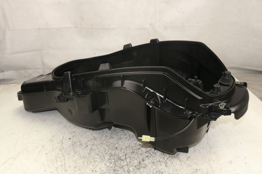 photo de UNDERSEAT STORAGE PEUGEOT SATELIS 400 (2007 - 2013) - Fixing points details