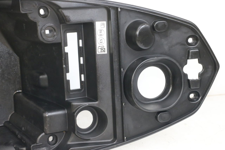 photo de UNDERSEAT STORAGE PEUGEOT STREETZONE I 2T 50 (2018 - 2020) - Fixing points details