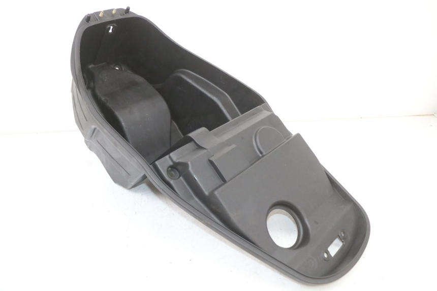 photo de UNDERSEAT STORAGE KYMCO SUPER 8 4T 50 (2021 - 2024) - Fixing points details
