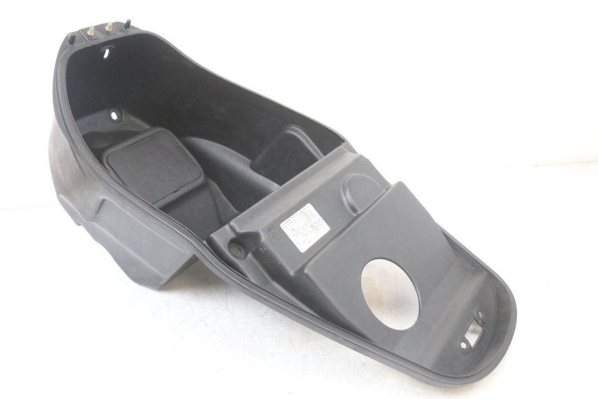 photo de UNDERSEAT STORAGE KYMCO SUPER 8 125 (2008 - 2015) - Fixing points details