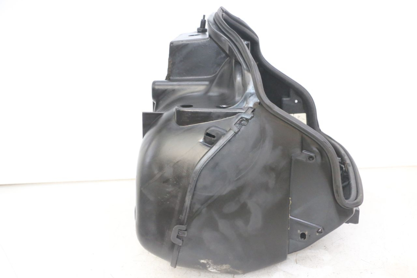 photo de UNDERSEAT STORAGE PIAGGIO SUPER LX 125 (2000 - 2003) - Fixing points details