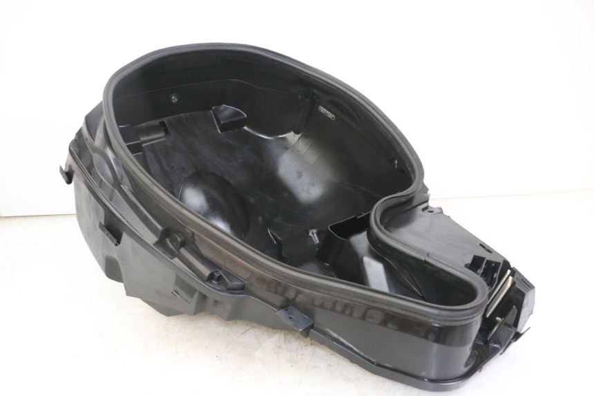 photo de UNDERSEAT STORAGE SUZUKI BURGMAN 125 (2018 - 2021) - Zoom on usage condition