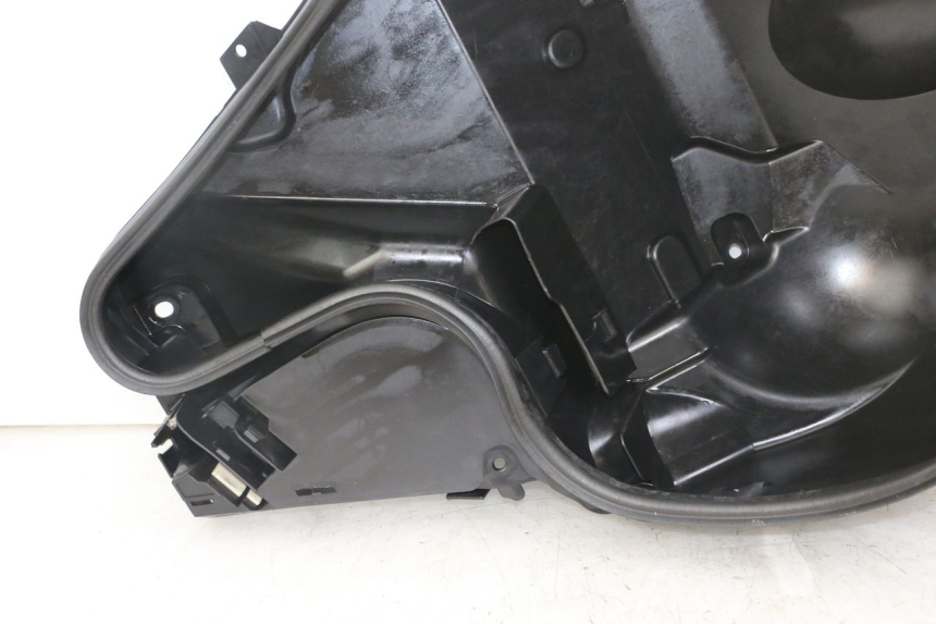 photo de UNDERSEAT STORAGE SUZUKI BURGMAN 125 (2018 - 2021) - Fixing points details