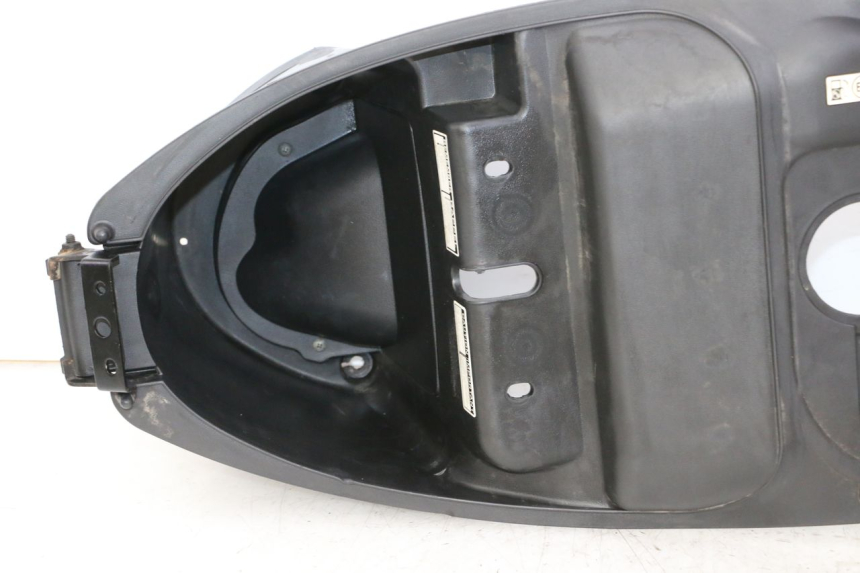 photo de UNDERSEAT STORAGE PEUGEOT TWEET PRO CARGO 50 (2018 - 2022) - Surface and material condition