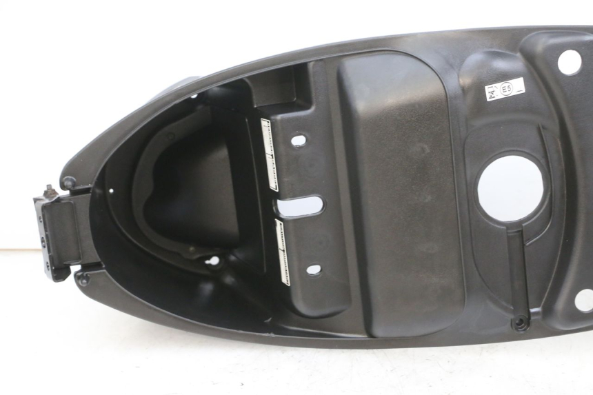 photo de UNDERSEAT STORAGE PEUGEOT TWEET PRO EFI 4T 50 (2021 - 2022) - Surface and material condition