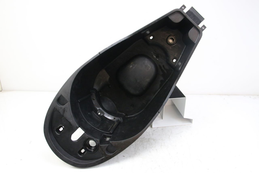 photo de SEAT STORAGE BOX PEUGEOT VIVACITY NEW 2T 50 (2008 - 2017) - Fixing points details