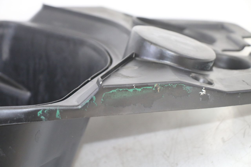 photo de UNDERSEAT STORAGE PEUGEOT VIVACITY 50 (2004 - 2009) - Fixing points details