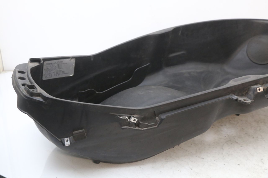 photo de SEAT STORAGE BOX PIAGGIO X10 125 (2012 - 2017) - Surface and material condition