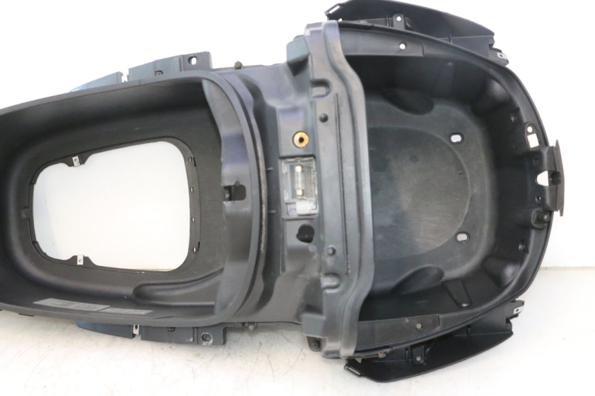 photo de UNDERSEAT STORAGE PIAGGIO X8 STREET 125 (2006 - 2007) - Alternative perspective