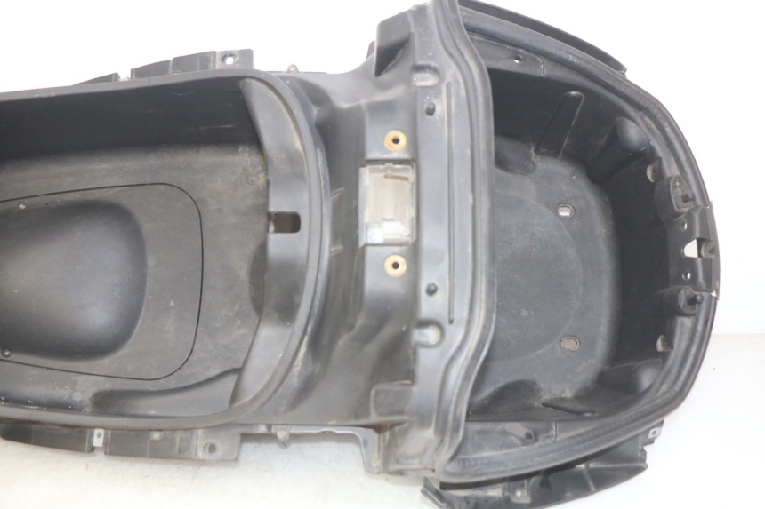 photo de SEAT STORAGE BOX PIAGGIO X8 125 (2004 - 2007) - Fixing points details