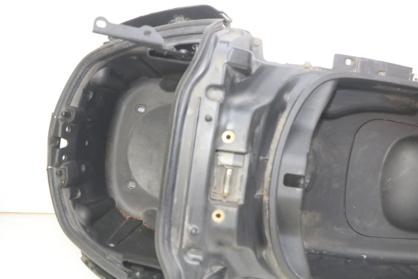 photo de SEAT STORAGE BOX PIAGGIO XEVO - X EVO 125 (2007 - 2017) - Fixing points details