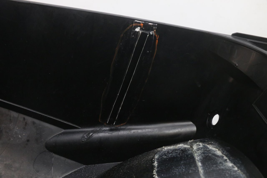 photo de UNDERSEAT STORAGE YAMAHA XP T-MAX ABS 500 (2005 - 2005) - Technical close-up