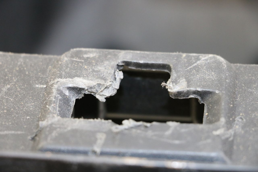 photo de UNDERSEAT STORAGE YAMAHA YE ZEST 50 (1992 - 1998) - Zoom on usage condition